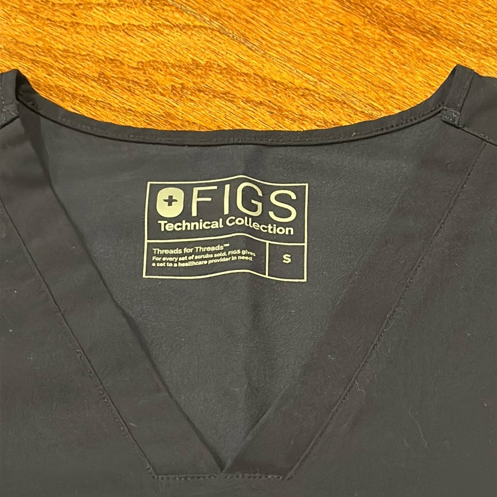 Figs navy blue Casma 3 pocket V-Neck Scrub Top - Picture 3 of 7